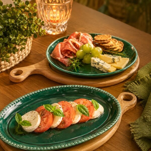 Tábua Oval em Madeira com Prato Cerâmico Verde – Elegância e Charme para Mesa Posta