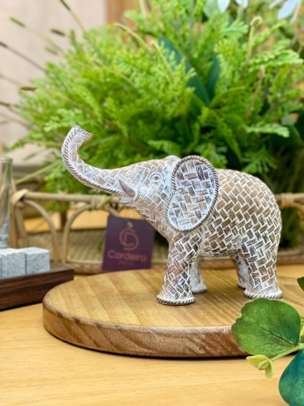 Elefante Decorativo Marrom e Branco – Elegância, Prosperidade e Sofisticação para Ambientes