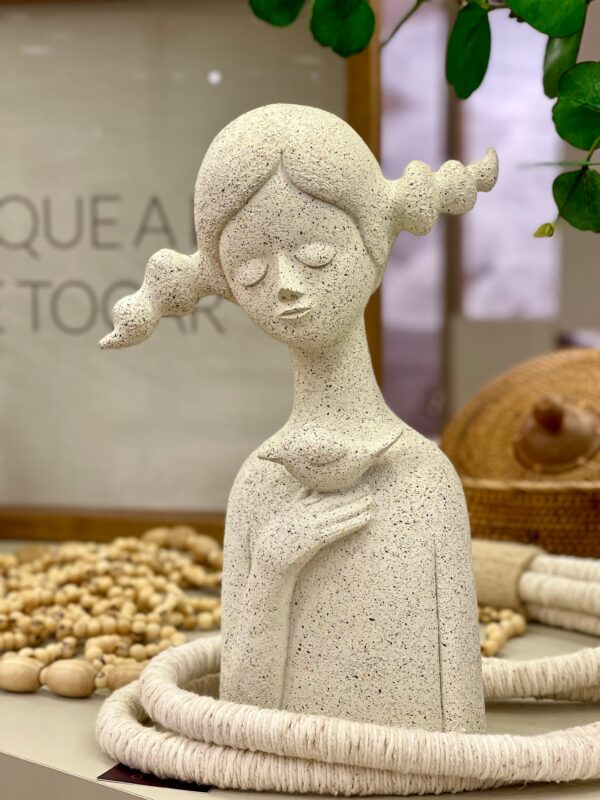 Escultura Menina com Pássaro