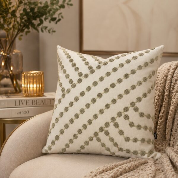 Almofada Veludo Off White 52x52 com Bordado Geométrico Bouclé Fendi