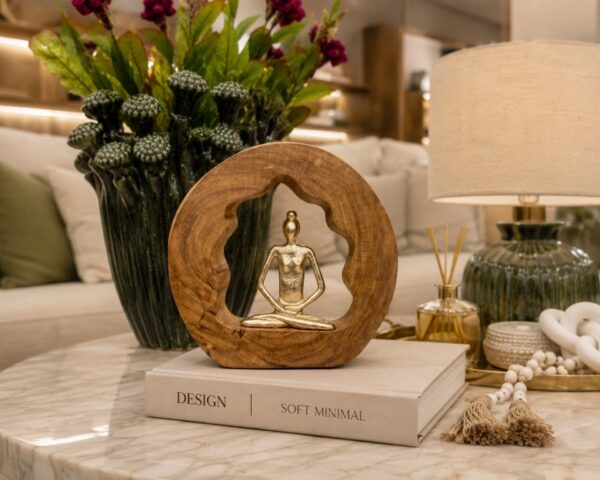 Escultura Decorativa Yoga em Madeira e Dourado | Peça Zen Sofisticada para Sala e Ambiente Elegante