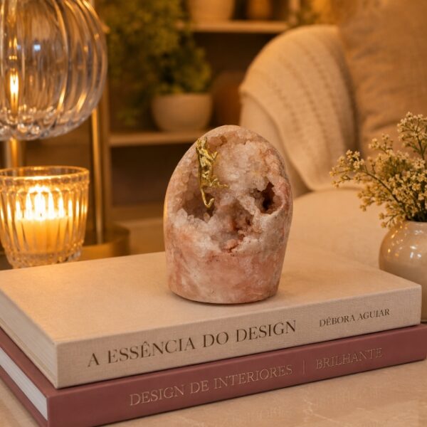 Geodo de Ametista Rosa com Gato Banhado a Ouro – Escultura Decorativa de Luxo e Sofisticação