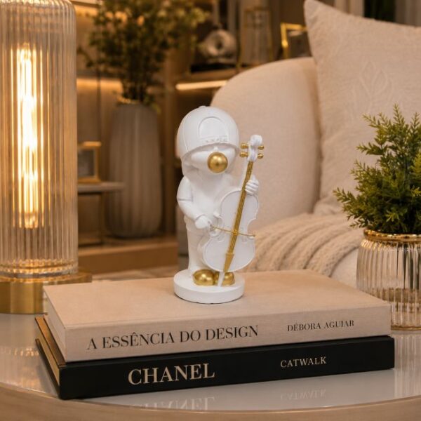 Escultura Decorativa Músico com Violoncelo em Branco e Dourado – Arte, Elegância e Sofisticação para Ambientes Refinados
