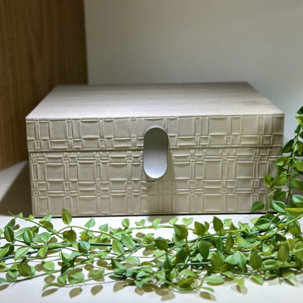 Caixa Decorativa Cinza Texturizada P com Fecho Elegante – Sofisticação e Organização
