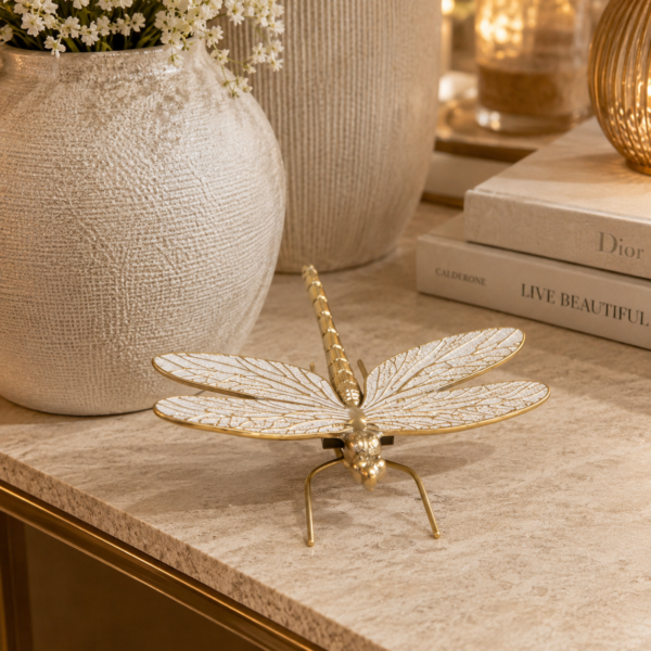 Escultura Decorativa Libélula M em Metal Dourado – Símbolo de Leveza, Transformação e Elegância