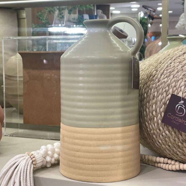 Vaso Decorativo em Cerâmica Verde e Bege com Alça Grande – Design Orgânico e Sofisticado