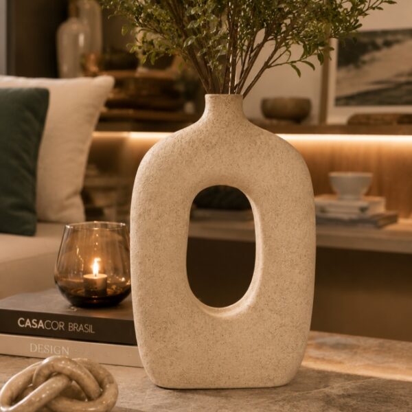 Vaso Escultural Vazado em Poliresina G — Design Orgânico Decorativo