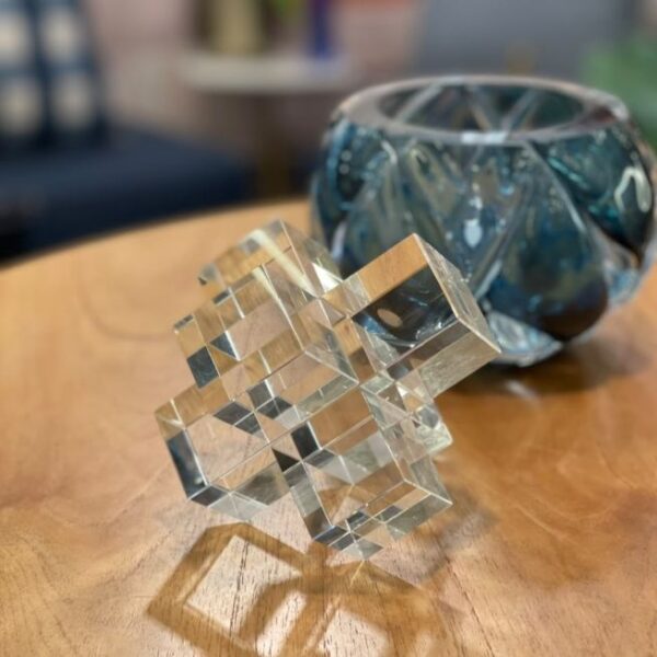 Adorno Geométrico em Cristal – Escultura de Prisma