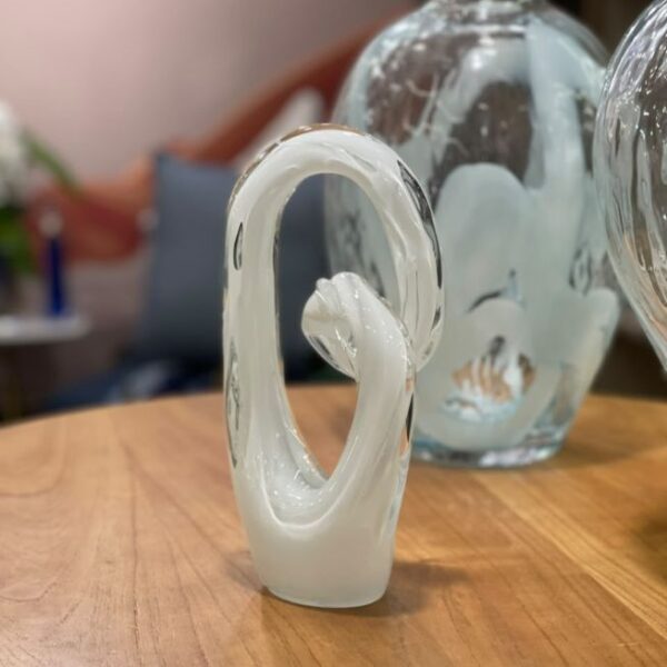 Escultura Branca Arredondada em Vidro Murano – Peça Decorativa Abstrata