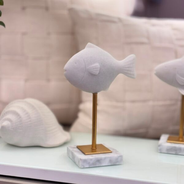 Peça Decorativa Peixe sobre Haste Dourada – Design Lúdico