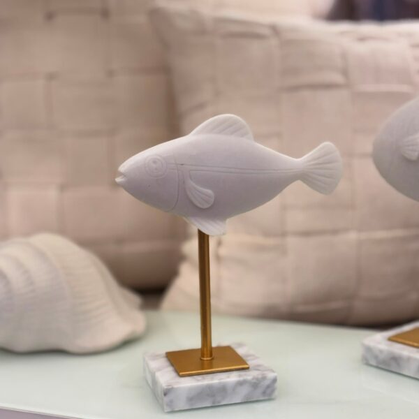 Escultura Peixe Branco – Design Minimalista sobre Mármore