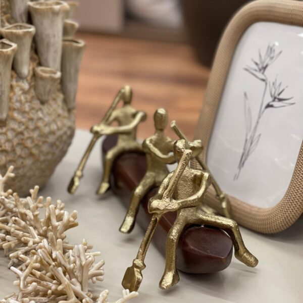 "Os Remadores" – Escultura em Metal Dourado sobre Base Natural