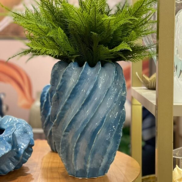 Vaso Alto Azul Decorado em Cerâmica – Vaso Ondulado Escultural