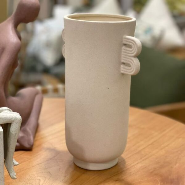 Vaso em Cerâmica Porosa com Alças Esculturais – Design Contemporâneo